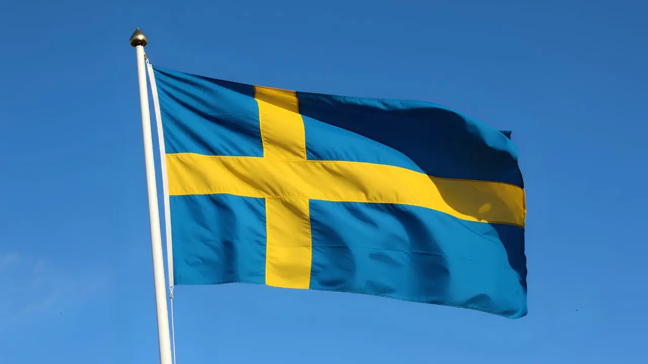 Duża flaga Szwecji na maszcie